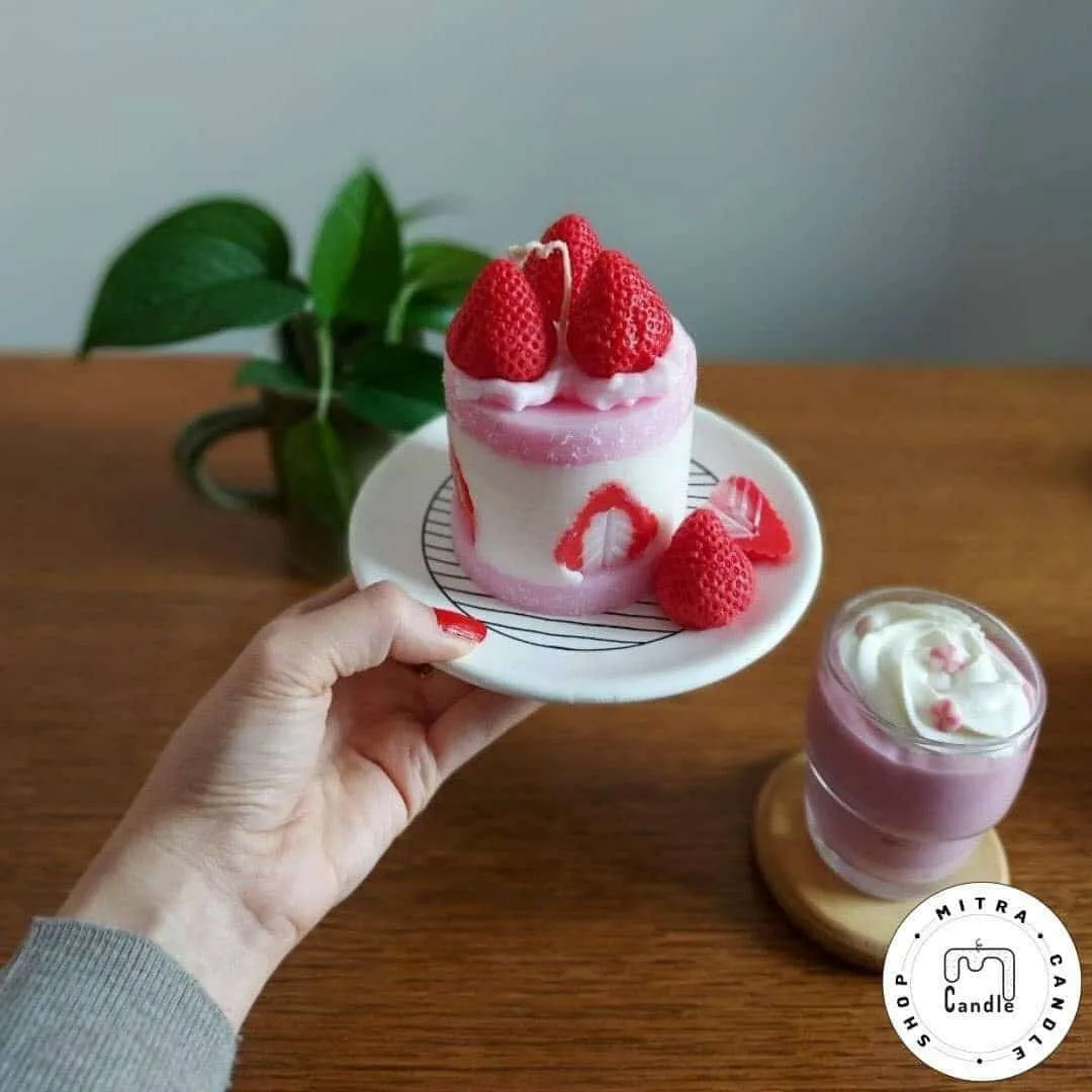 strawberry-cake-candle.1 شمع کیک توت فرنگی - Image 1