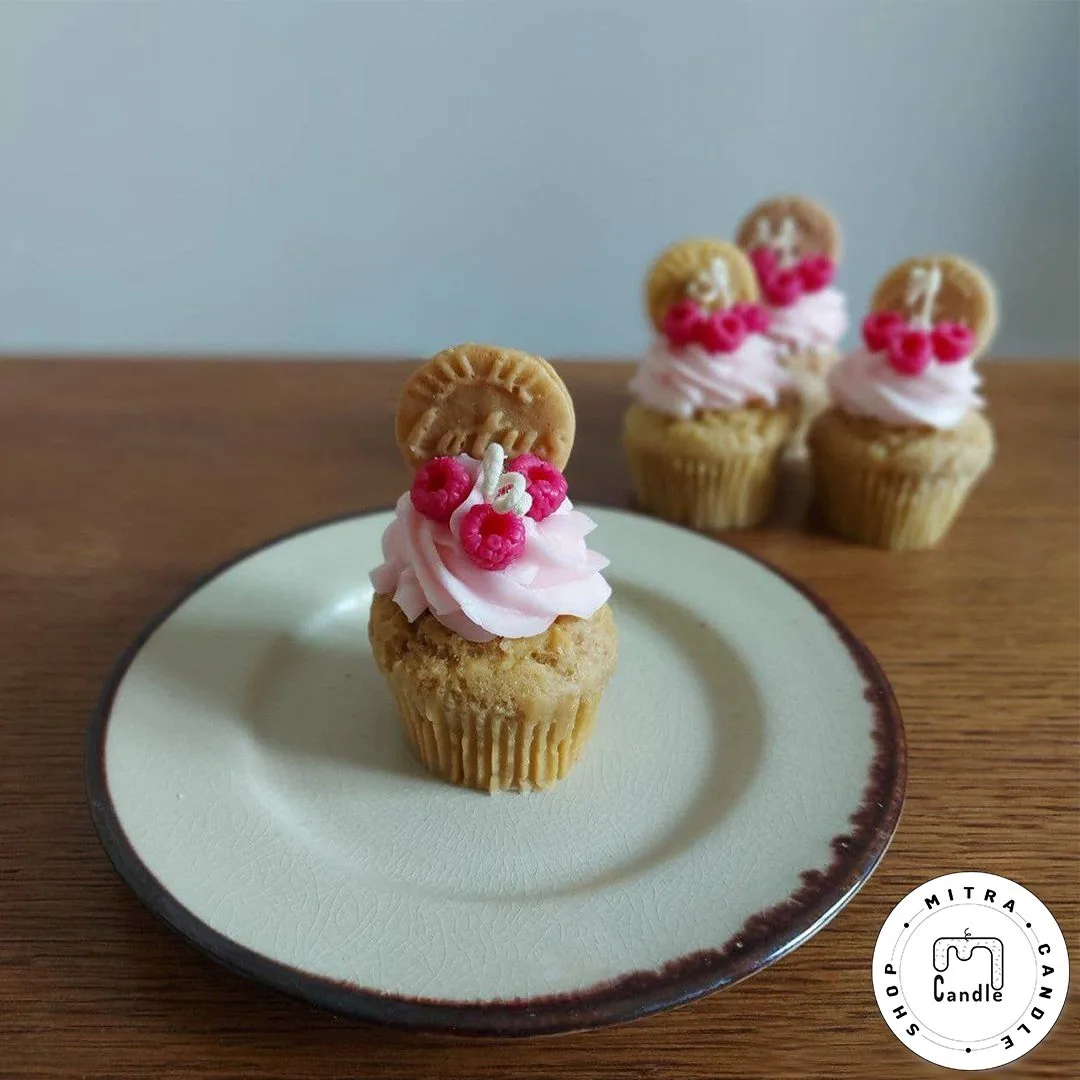 lotus-cup-cake-candle.1 شمع کاپ کیک بزرگ با بیسکوئیت لوتوس - Image 1