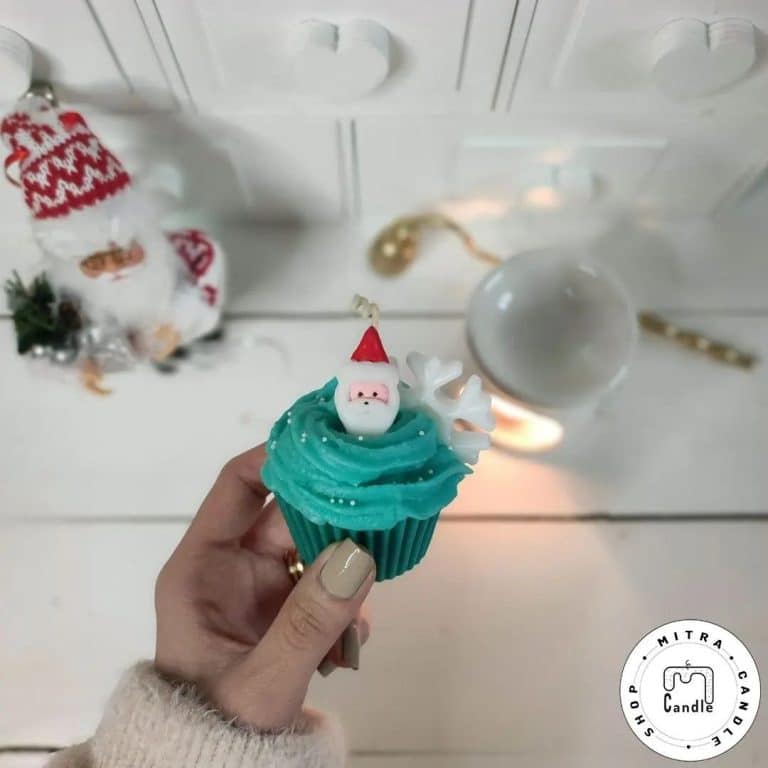 santa-cupcake-candle.3