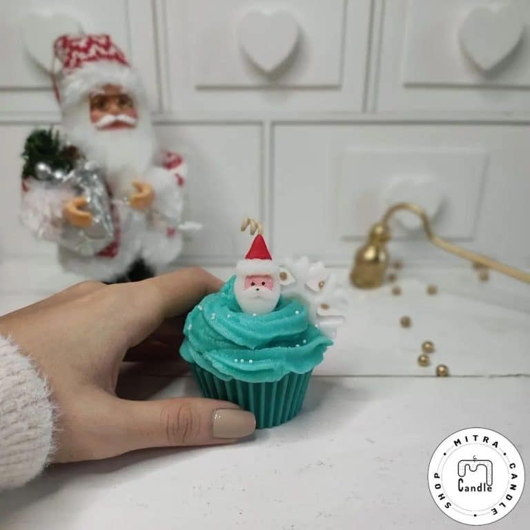 santa-cupcake-candle.2