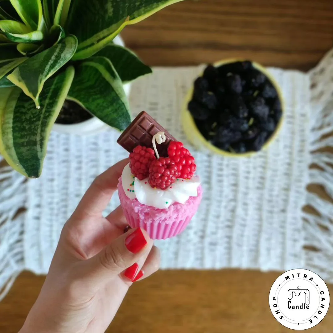 raspberry cupcake candle.1 شمع کیک فنجونی تمشکی - Image 1